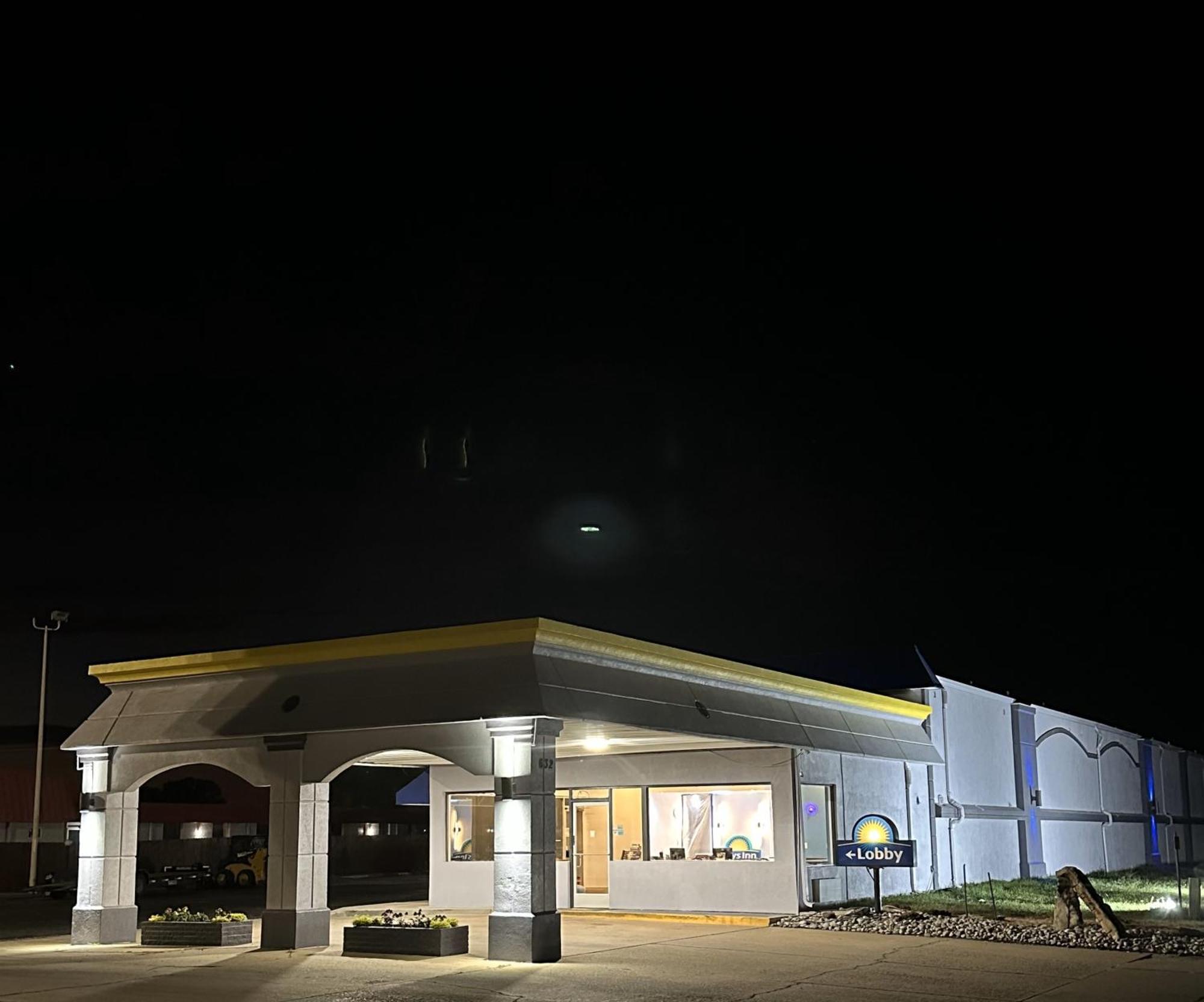 Days Inn By Wyndham Salina South Exterior photo